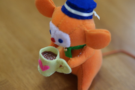 コーヒーカップを持ったねずみ