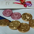 Photos: 仕事場で配給されたメダルチ...