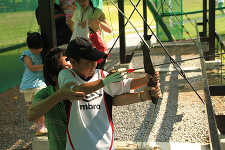 おじいちゃんに教えてもらって矢を射る長男