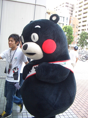 くまモン、お店に入る