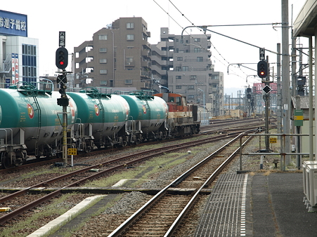 DE10-1136とタキ(八王子駅)