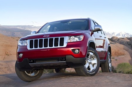2011-Jeep-Grand-Cherokee-Red-Front-Angle-View-588x391