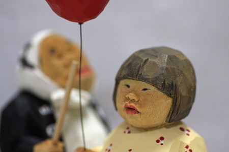 2011.08.03　机　木彫り小舎オリジナル木彫人形　風船を持つ女の子
