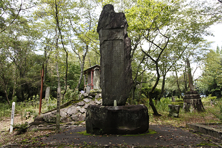 長宗我部信親の慰霊碑