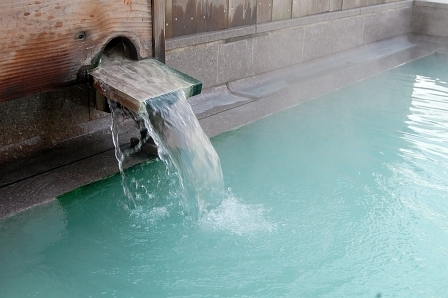からまつ露天の湯口