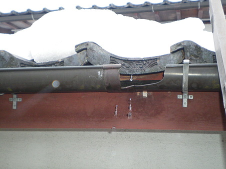 壊れた雨どい