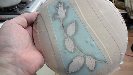 一番上の花のゴムを貼り戻してバラの芯を一個だけ彫る