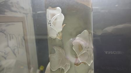 額の部分。ノズルが花にあたりそう。額の折り返しはノズル近づけて浮かせるようにしてからはずして軽く曇らせる。