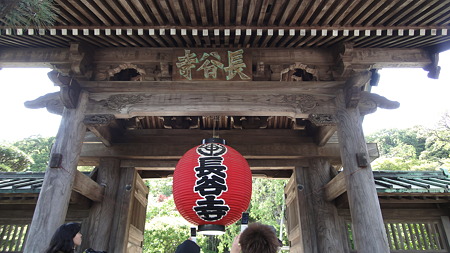 長谷寺門。いいカメラを持った人が群がっている。