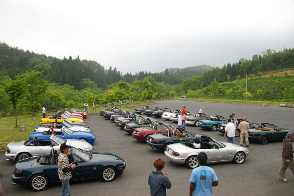 和田ダムの駐車場に並ぶ29台のロードスター