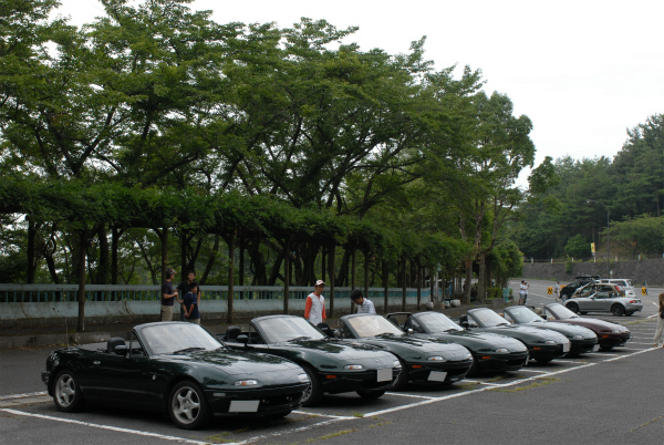奥琵琶湖パークウェイの展望台駐車場に並んだロードスター