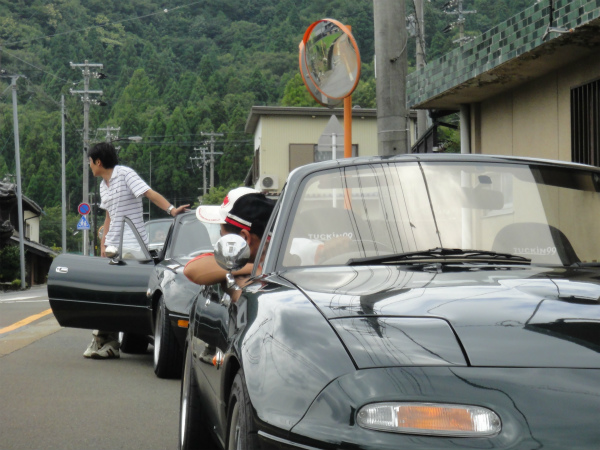 ゆっくり走るのもロードスターの魅力。