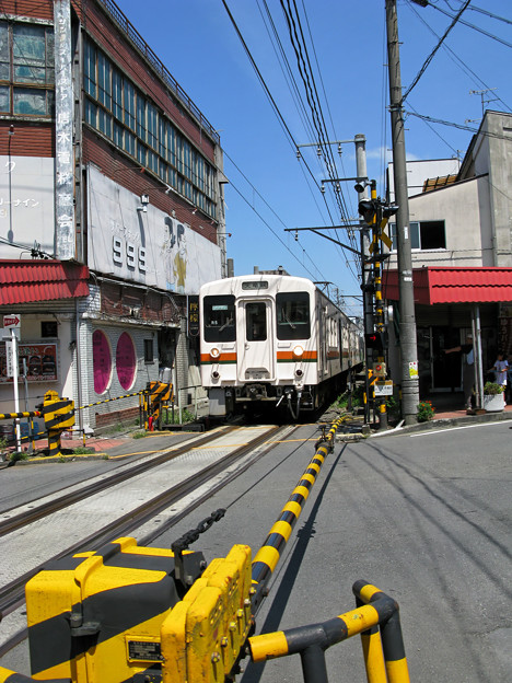 伊那市中心街を走る飯田線。